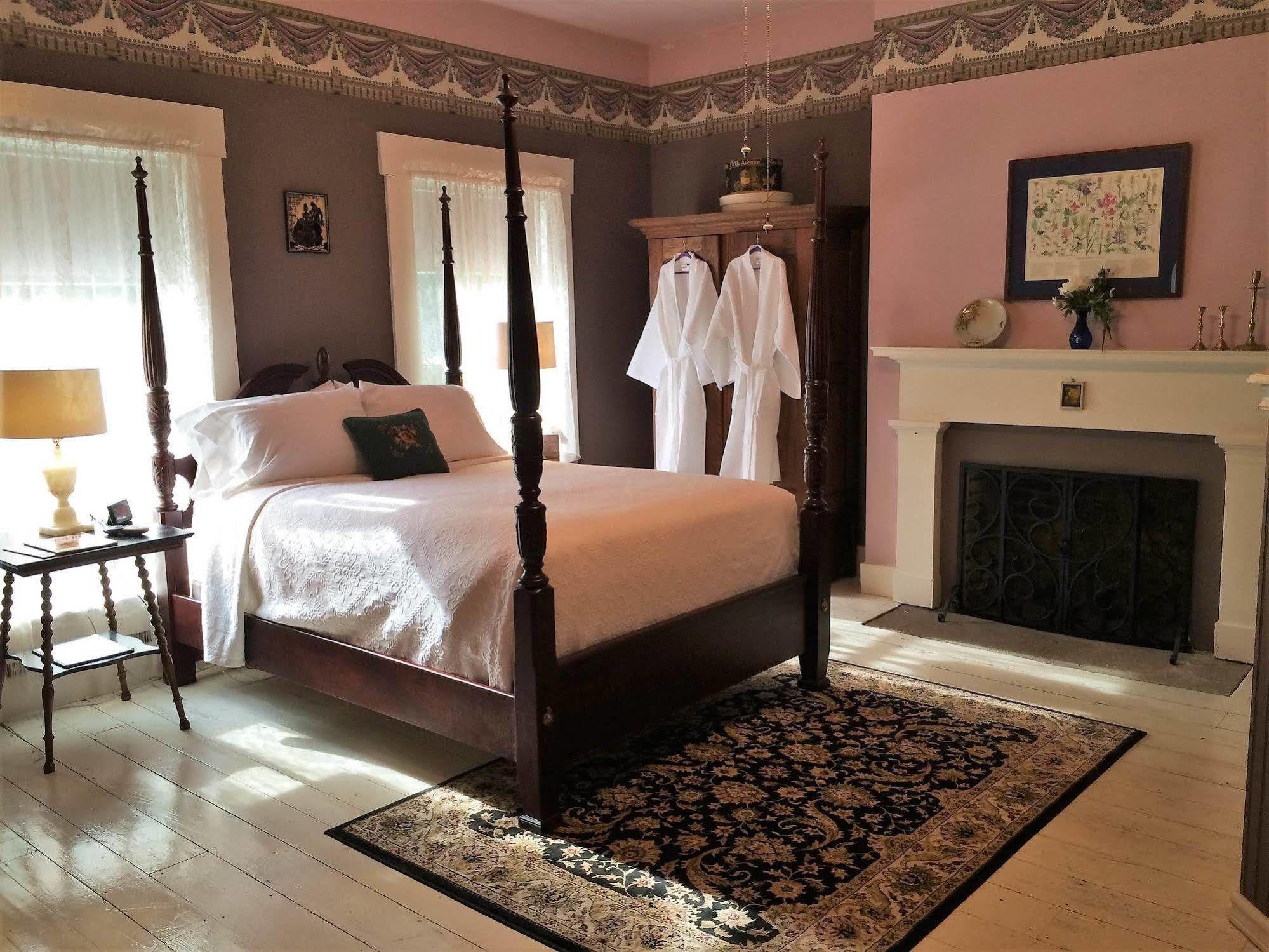 Old Caledonian Bed & Breakfast Bagian luar foto